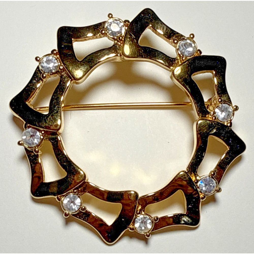 Vintage Signed Monet Gold Tone Wreath Brooch w/ Rhinestone Detail J-1J